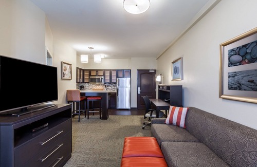 Fossil Creek Condominio | Desayuno gratis + piscina al aire libre | Suite accesible cerca del centro de convenciones