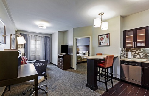 Fossil Creek Condominio | Desayuno gratis + piscina al aire libre | Suite accesible cerca del centro de convenciones