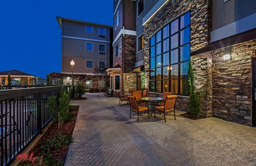 Fossil Creek Condominio | Desayuno gratis + piscina al aire libre | Suite accesible cerca del centro de convenciones