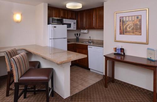 Plainfield Condominio | Desayuno gratis + piscina al aire libre + bañera de hidromasaje | Centro de negocios las 24 horas