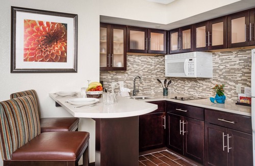 Christiana Condominio | Desayuno gratis. Piscina al aire libre. ¡A 10 minutos de la Universidad de Delaware!