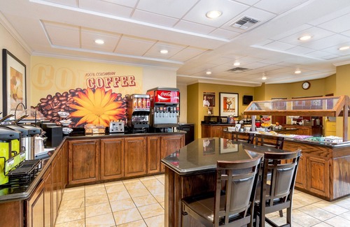 McAllen Apartamento | Desayuno gratis. Piscina al aire libre y bañera de hidromasaje. ¡Viaje rápido a la Universidad de Texas en el Valle del Río Grande!