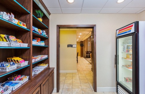 McAllen Apartamento | Desayuno gratis. Piscina al aire libre y bañera de hidromasaje. ¡Viaje rápido a la Universidad de Texas en el Valle del Río Grande!