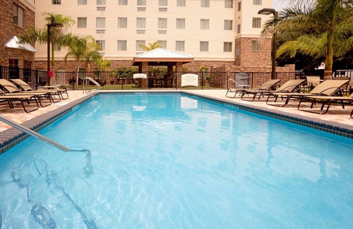 McAllen Condominio | Desayuno gratis. Piscina al aire libre y bañera de hidromasaje. ¡Cerca de la Universidad de Texas en el Valle del Río Grande!