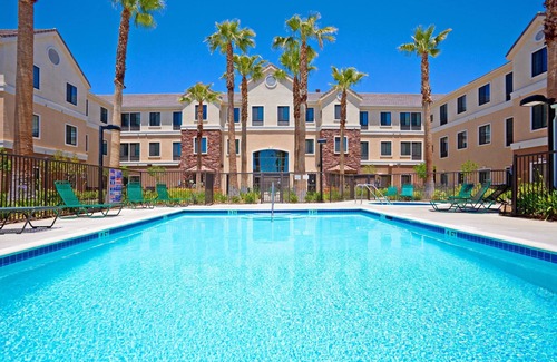 Palmdale Apartamento | Free Breakfast. Outdoor Pool & Hot Tub. Near Edwards Air Force Base!