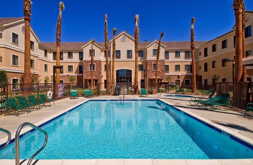 Palmdale Apartamento | Free Breakfast. Outdoor Pool & Hot Tub. Near Edwards Air Force Base!