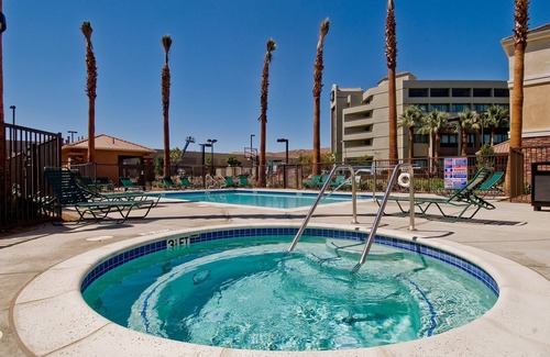 Palmdale Apartamento | Free Breakfast. Outdoor Pool & Hot Tub. Near Edwards Air Force Base!