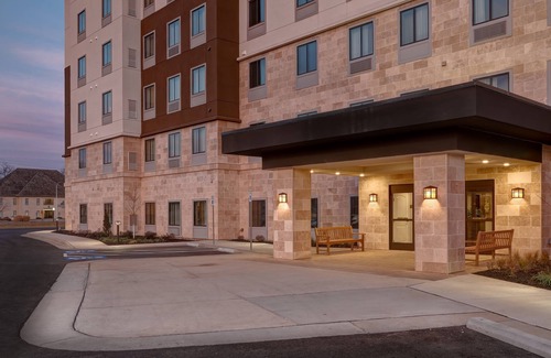 Overland Park Apartamento | Desayuno gratis. Piscina. Barbacoa compartida. Gimnasio. ¡Cerca del centro de convenciones de Overland Park! ¡Ideal para viajeros de negocios!