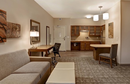 Overland Park Condominio | Desayuno gratis. Piscina. Barbacoa compartida. Gimnasio. ¡Cerca del centro de convenciones de Overland Park!