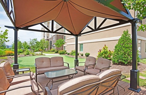 Oak Ridge Apartamento | Desayuno gratis. Piscina y gimnasio. ¡Cerca del arboreto de la Universidad de Tennessee!