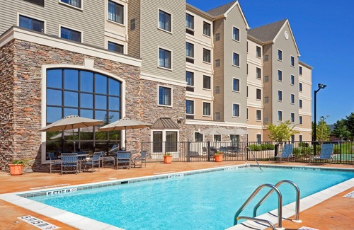 Concordville Condominio | Free Breakfast. Seasonal Outdoor Pool. Gym. Close to Longwood Gardens!