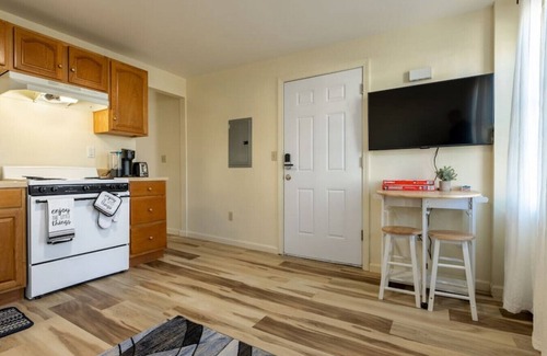 Chicopee Apartamento | Free coffee a comfortable bed food and drinks