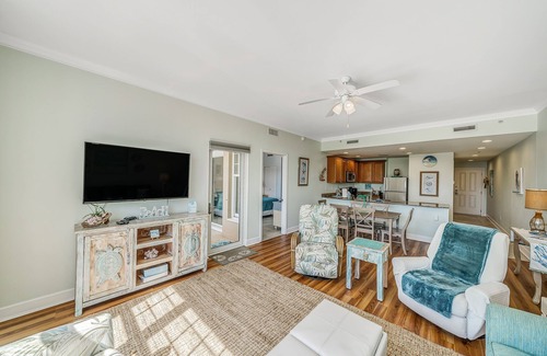 Upper Grand Lagoon Condominio | FREE Daily Golf! Reflections 302 Bayfront Living, Heated Resort Pool, Hot Tub