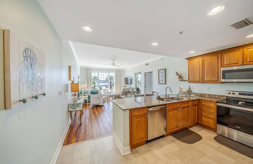 Upper Grand Lagoon Condominio | FREE Daily Golf! Reflections 302 Bayfront Living, Heated Resort Pool, Hot Tub