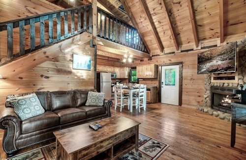 Gatlinburg - Pigeon Forge Cabina | Free Dollywood Tix/VIEWS/Secluded/Couples/HotTub/
