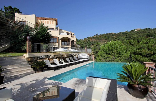 Benahavis Villa | Paquete de lujo diario de 650 € GRATIS - Propiedad de lujo de 7 dormitorios, piscina climatizada, vistas increíbles