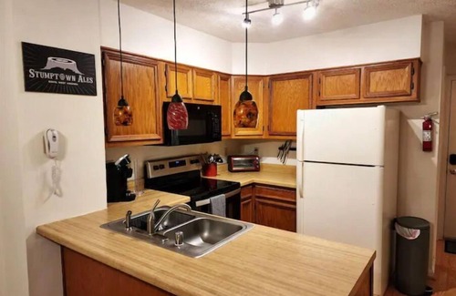 Davis Casa | Free Firewood, Mt Views, Skiing, Heated Pool