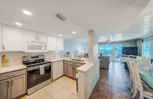 Holiday Beach Condominio | FREE Golf! Mariner West 101 Corner Unit, Walk-in Shower, Heated Pool, Grills!