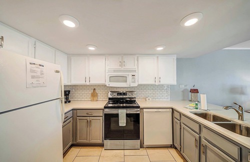 Holiday Beach Condominio | FREE Golf! Mariner West 101 Corner Unit, Walk-in Shower, Heated Pool, Grills!