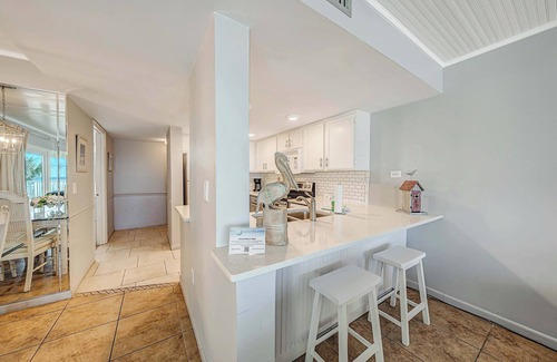 Holiday Beach Condominio | FREE Golf! Mariner West 101 Corner Unit, Walk-in Shower, Heated Pool, Grills!
