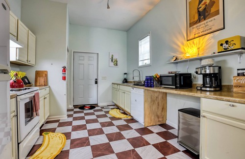 Cuyler - Brownsville Casa | Free Late Check-Out - Duplex Near DT - Projectors - Massage Chair - 4 King Beds