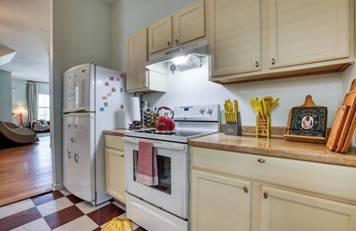 Cuyler - Brownsville Casa | Free Late Check-Out - Duplex Near DT - Projectors - Massage Chair - 4 King Beds