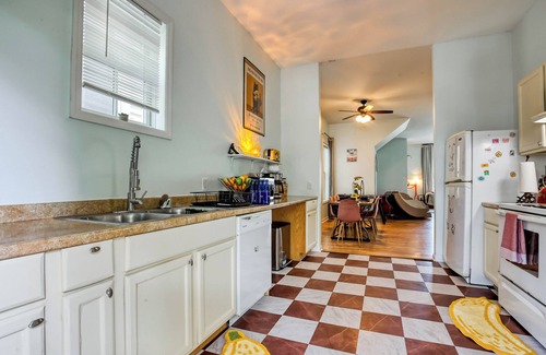 Cuyler - Brownsville Casa | Free Late Check-Out - Duplex Near DT - Projectors - Massage Chair - 4 King Beds