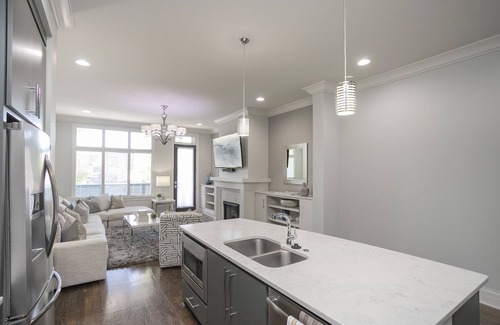 West End Casa | ¡OFERTA ESPECIAL! # 3 de 6 casas JUNTAS! Lujo en ubicación privilegiada con terraza en la azotea!