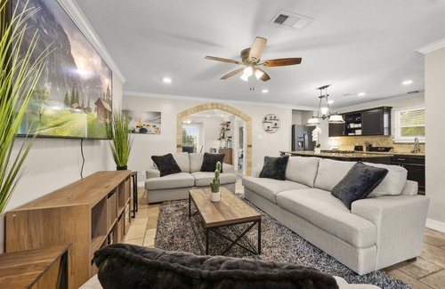 Edgebrook Casa | FREE NIGHT! Sleeps 14! Private Pool, Hot Tub