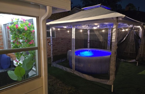 Southeast Houston Casa | FREE NIGHT! Sleeps 20, Private Pool, Hot Tub