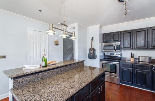Rutledge Hill Casa | Free Parking! 2 Levels! Walk 2 Broadway!