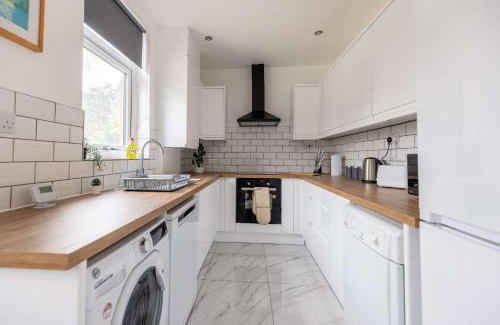 Newcastle-upon-Tyne Casa | Free Parking - 4 Bedroom House