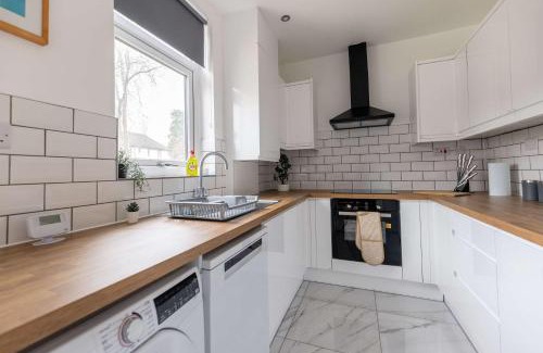 Newcastle-upon-Tyne Casa | Free Parking - 4 Bedroom House