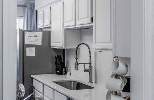 Rutledge Hill Casa | Free Parking! 4 Blocks to Broadway! No Bunks!