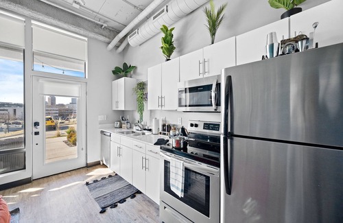 Downtown Des Moines Apartamento | Free Parking and Gym - Loft Near Wells Fargo Arena Downtown - Stocked Kitchen