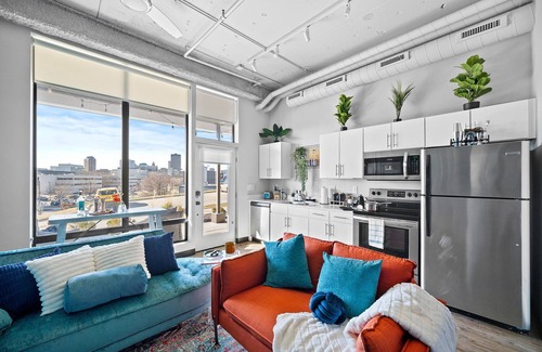 Downtown Des Moines Apartamento | Free Parking and Gym - Loft Near Wells Fargo Arena Downtown - Stocked Kitchen