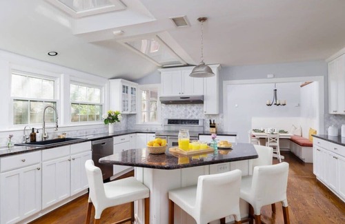 Tarrytown Casa | Free Parking, Gym, Pool | Songbird - Portoro