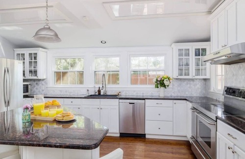 Tarrytown Casa | Free Parking, Gym, Pool | Songbird - Portoro
