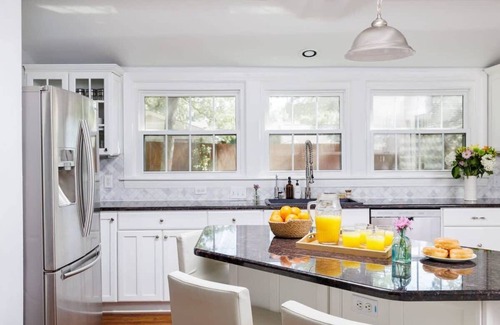 Tarrytown Casa | Free Parking, Gym, Pool | Songbird - Portoro