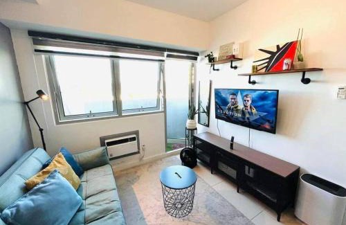 Quezon City Apartamento | FREE Parking, Pool, Gym, Netflix, Wi-fi, PS4!