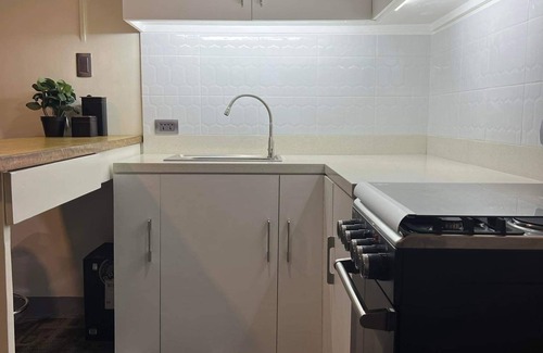 Paranaque Apartamento | FREE Parking, Rental Car, 15 min to Airport, Renovated in Gated Community