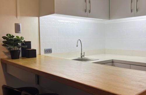 Paranaque Apartamento | FREE Parking, Rental Car, 15 min to Airport, Renovated in Gated Community
