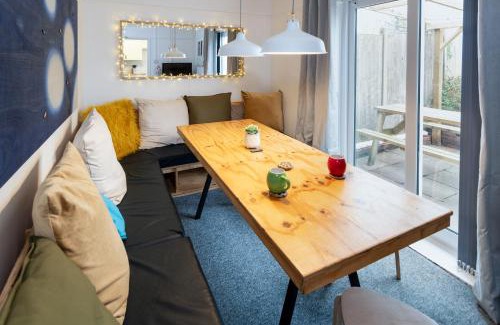 Horfield Casa | Free Parking Sleeps 7 Garden with Patio Gloucester Road