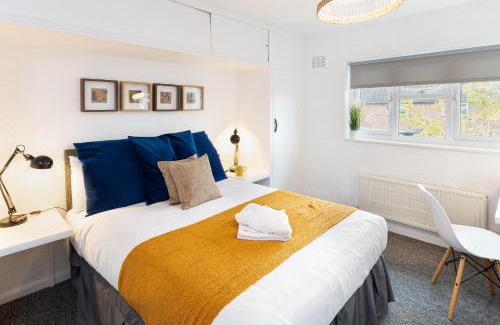 Horfield Casa | Free Parking Sleeps 7 Garden with Patio Gloucester Road