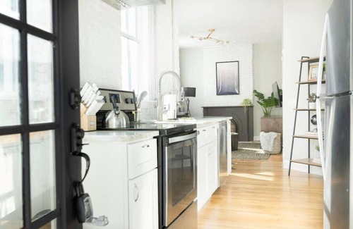 Victorian Village Apartamento | FREE Parking | Smart TV | Steps to Everything