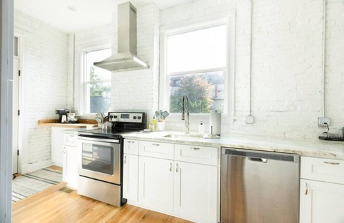 Victorian Village Apartamento | FREE Parking | Smart TV | Steps to Everything