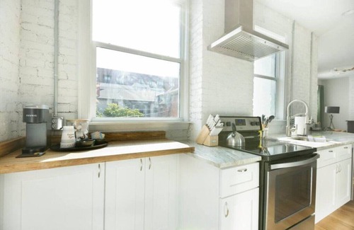 Victorian Village Apartamento | FREE Parking | Smart TV | Steps to Everything