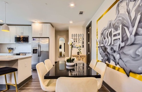 Rutledge Hill Condominio | FREE Parking| WALK to Broadway| King| Fitness CTR!