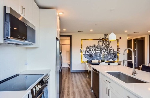 Rutledge Hill Condominio | FREE Parking| WALK to Broadway| King| Fitness CTR!