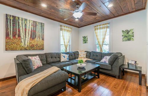 Mahncke Park Casa | Free parking, Walk to Botanical Garden, PS4, Grill, Private fenced backyard, Pets allowed